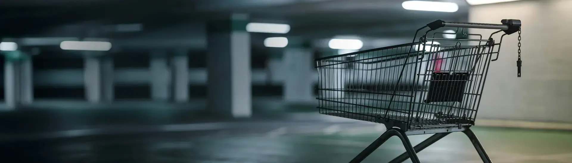 Interim Management Direct Sales: The picture shows a shopping cart in an underground parking garage.