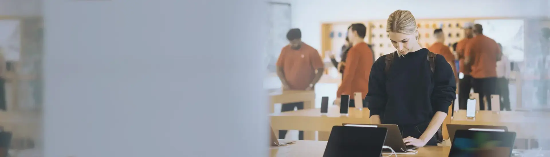 Interim Management Got-to-Market: The picture shows a customer in a specialist store for digital devices.
