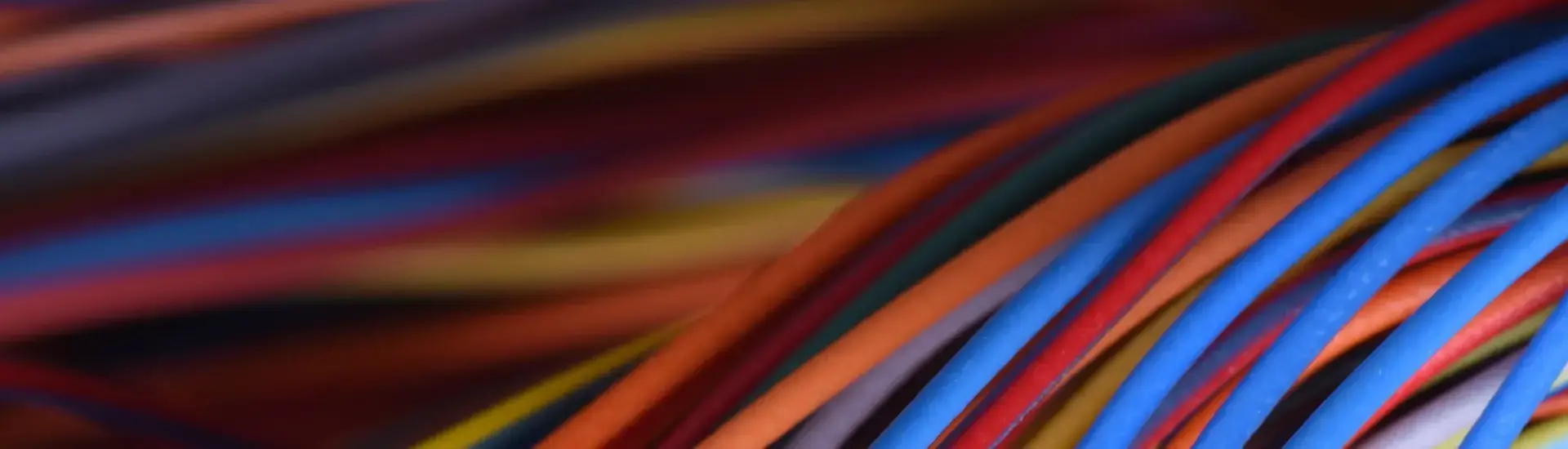 Interim Management IT Infrastructure Management: The picture shows a cable harness with many colorful cables.