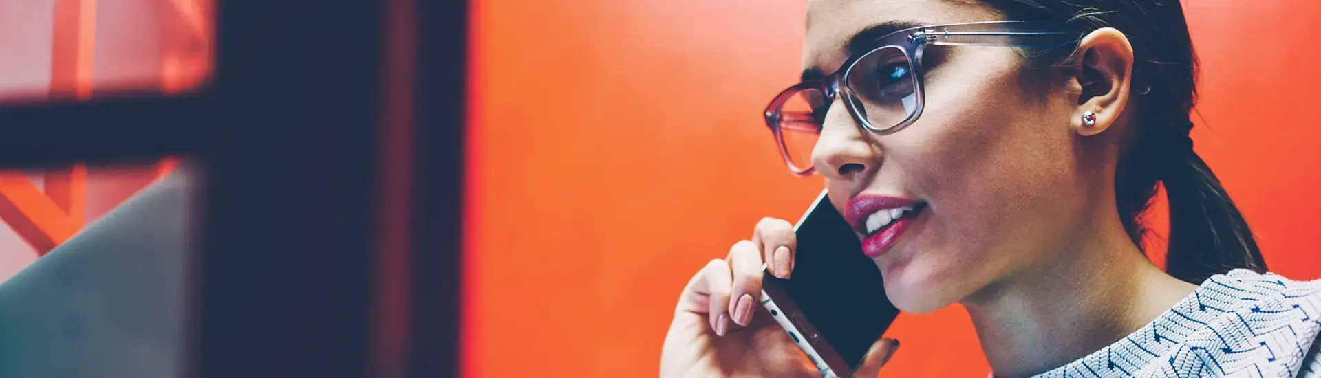 Interim Key Account Management: The picture shows a Key Account Manager on the phone.