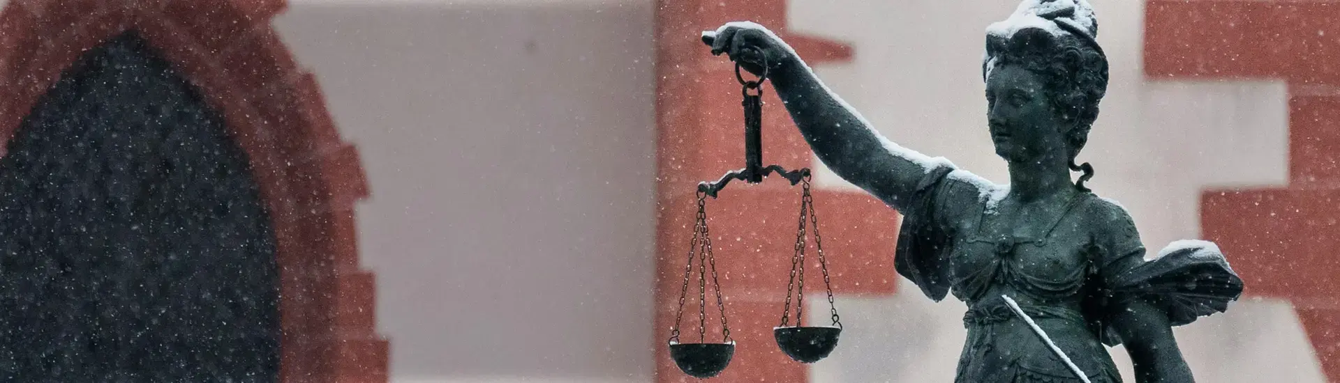 Interim Management Legal Operations: The picture shows a Justizia figure.