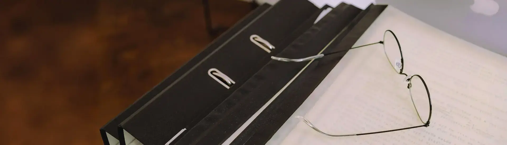 Interim management patent law: The picture shows a pair of glasses lying on a filing cabinet.