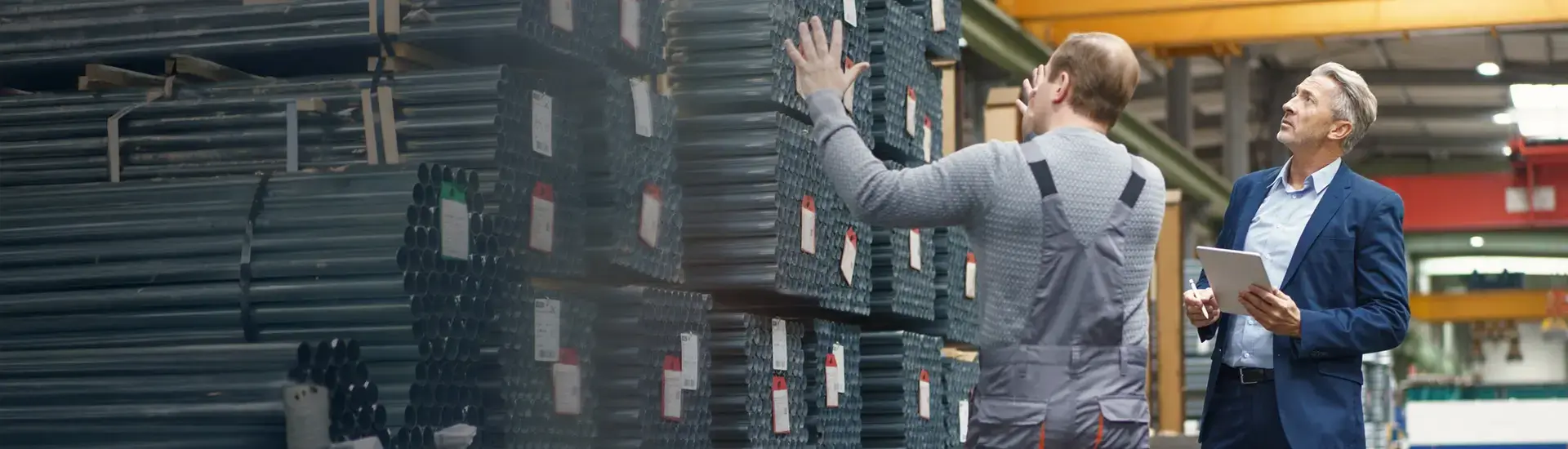 Interim Produktmanagement: Das Bild zeigt einen Produktmanager in einer Fabrikhalle.