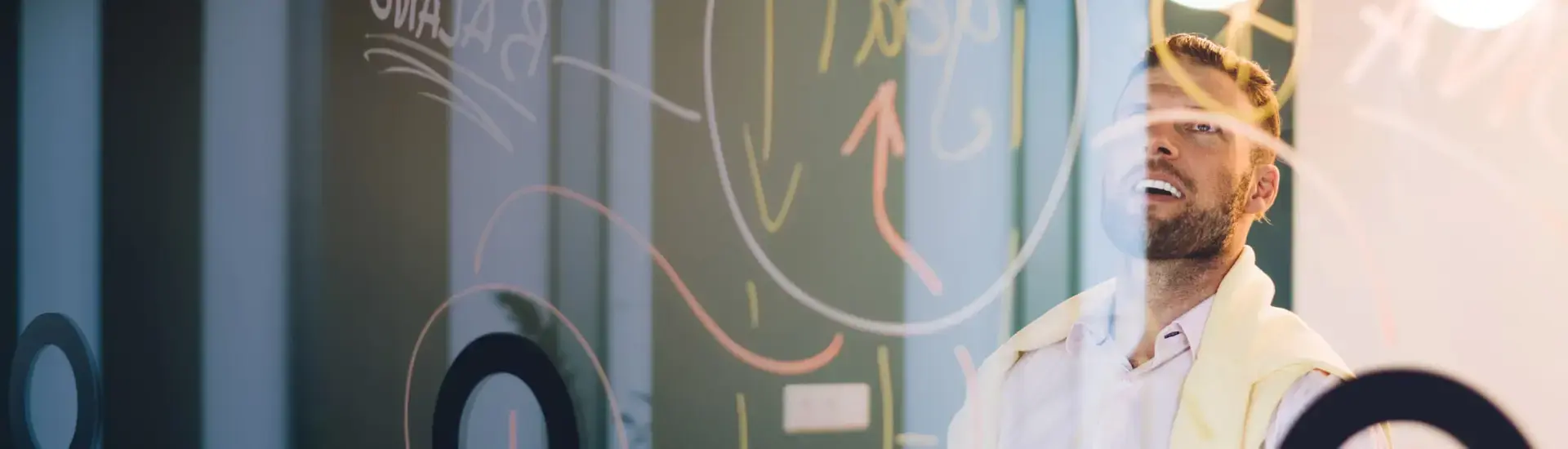 Interim transformation management: The picture shows a transformation manager behind a glass wall.