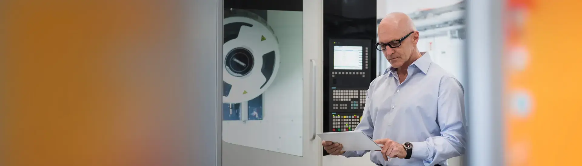 Interim CTO: The picture shows an interim CTO in front of a production plant.