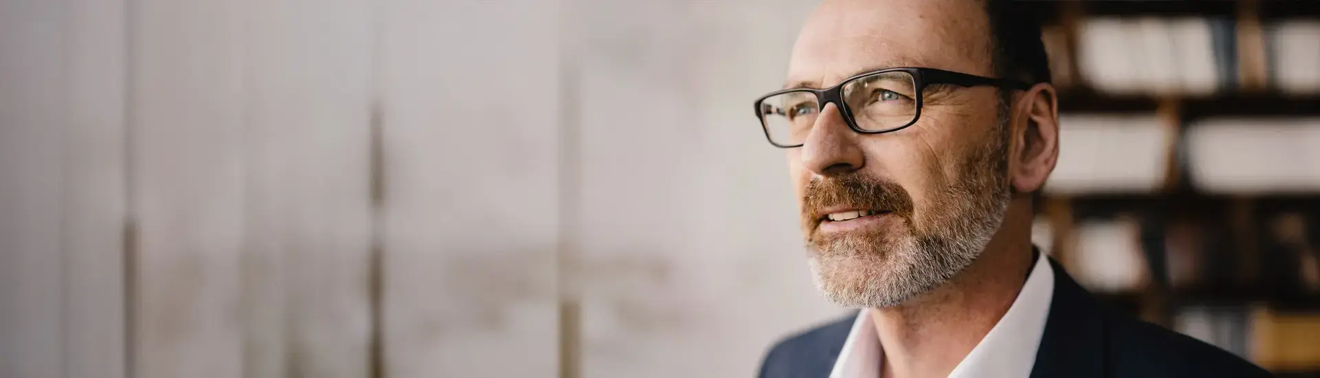 Interim Geschäftsführer: Das Bild zeigt einen Interim Geschäftsführer, der in die Zukunft blickt.