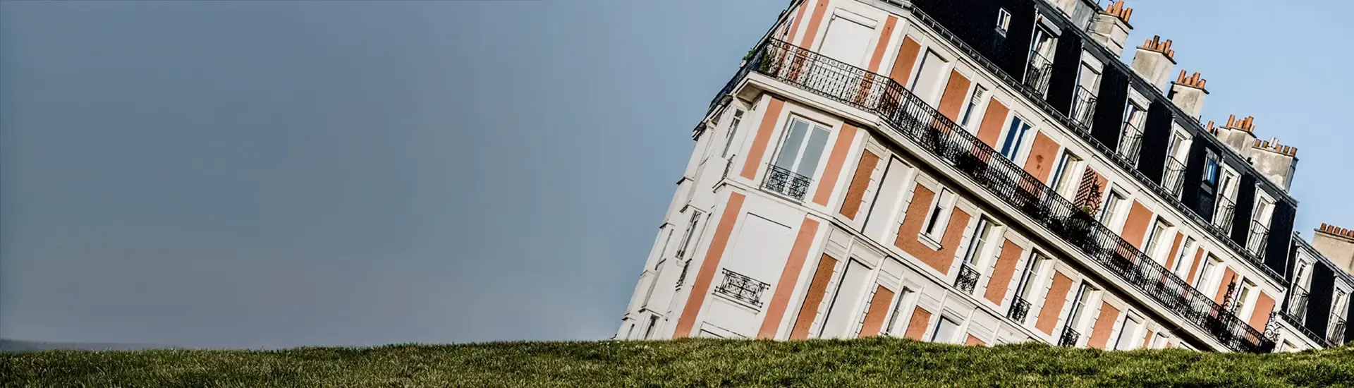 Interim crisis management: The picture shows an old building in a leaning position.