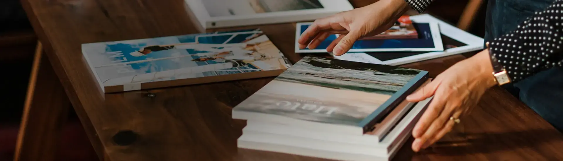 Interim Management External Communication: The picture shows a pile of magazines on a wooden table.