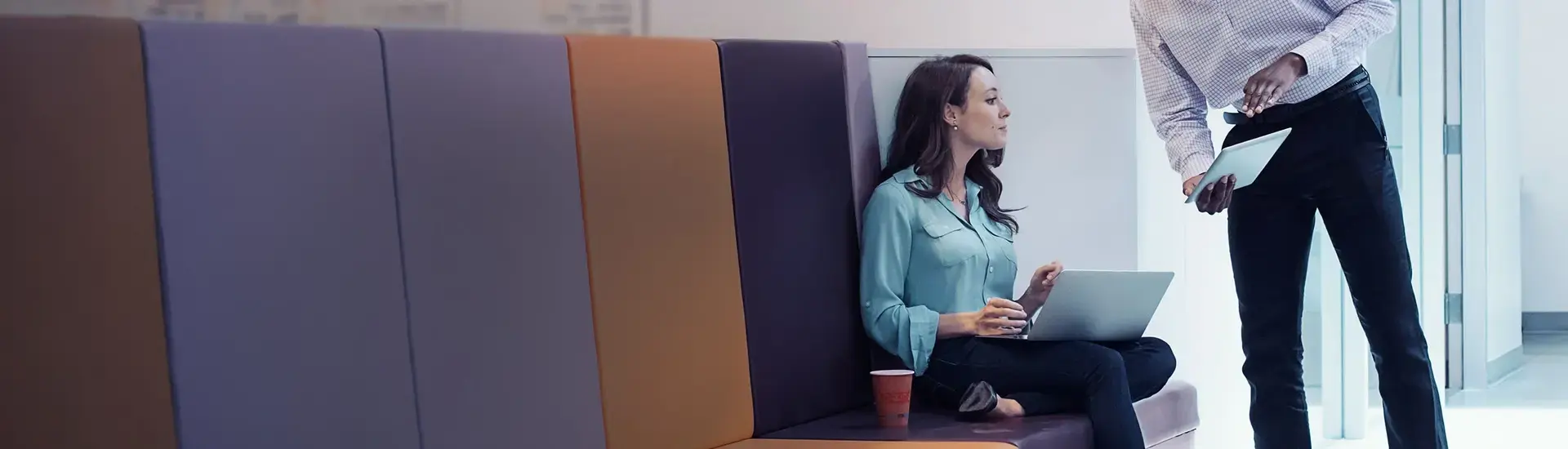 Interim management market research: The picture shows two marketing managers in a professional exchange.