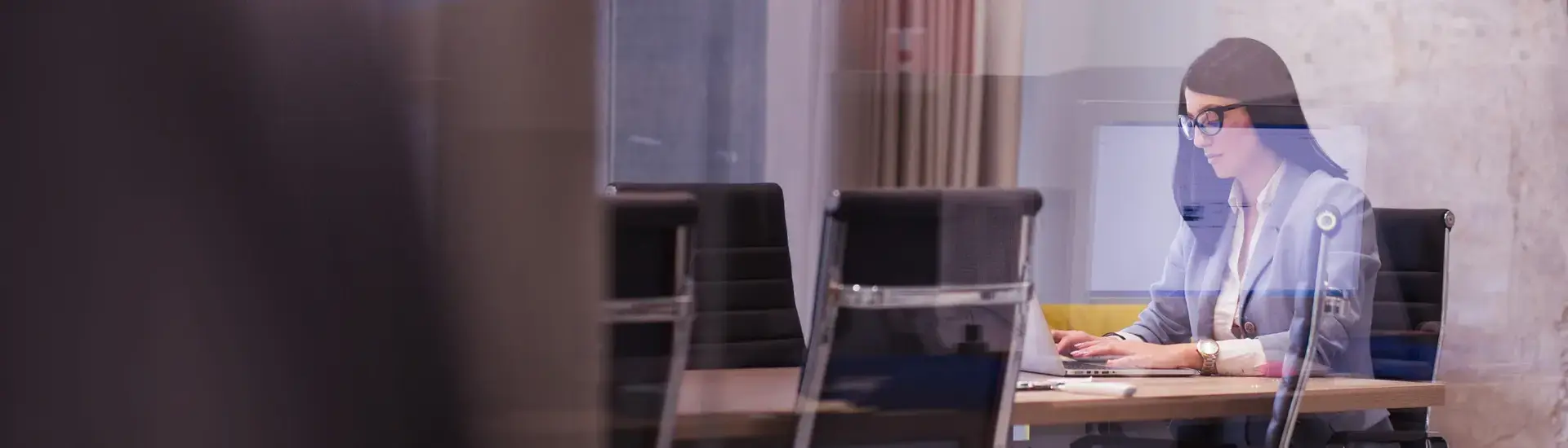 Interim Management Payroll: Das Bild zeigt eine konzentrierte HR Managerin bei der Arbeit am Laptop.