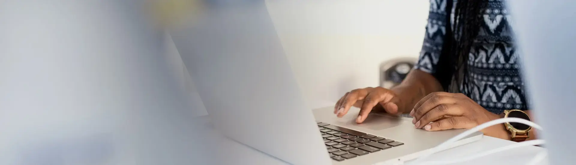 Interim Management Rechnungswesen: Das Bild zeigt Hände, die auf einer Laptop-Tastatur tippen.