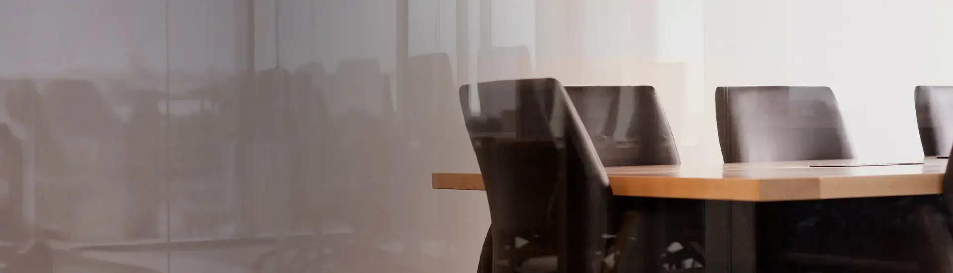 Interim Management Recruiting: The picture shows a desk in an empty meeting room.