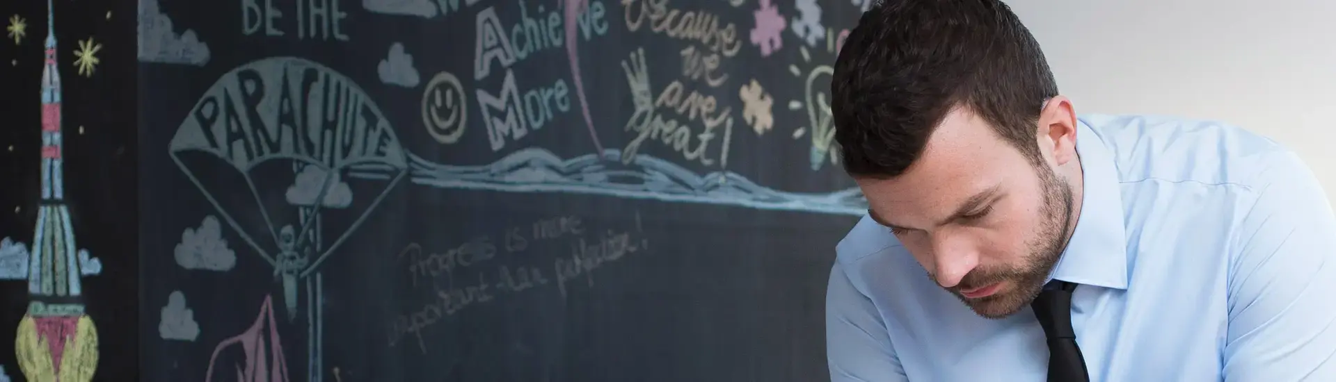 Interim Program Manager: Das Bild zeigt einen konzentriert arbeitenden Programm-Manager.