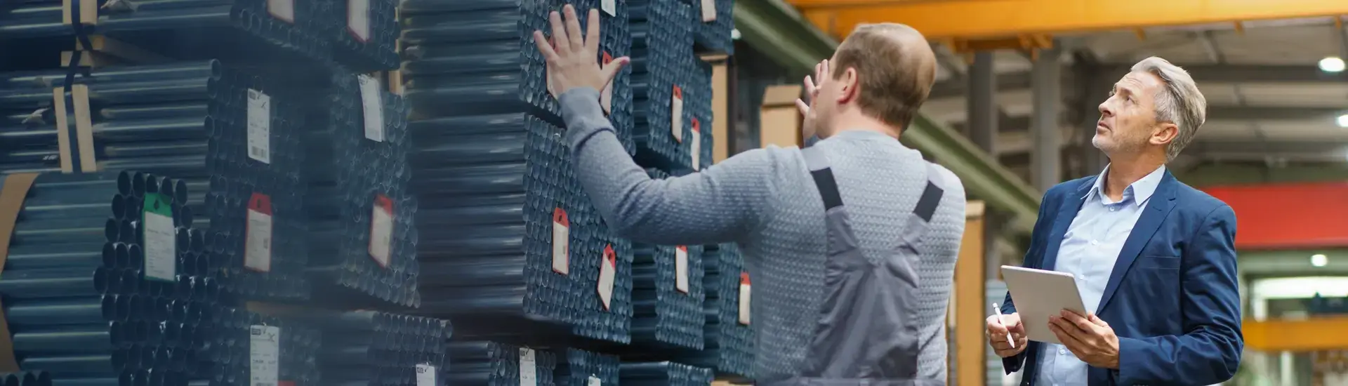 Interim plant management: The picture shows a plant manager in a production hall.