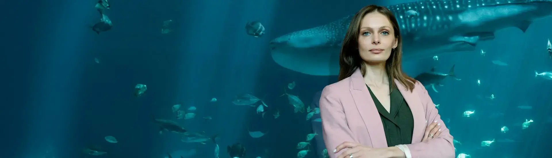Manager overview: The picture shows an interim manager with a whale shark swimming behind her.