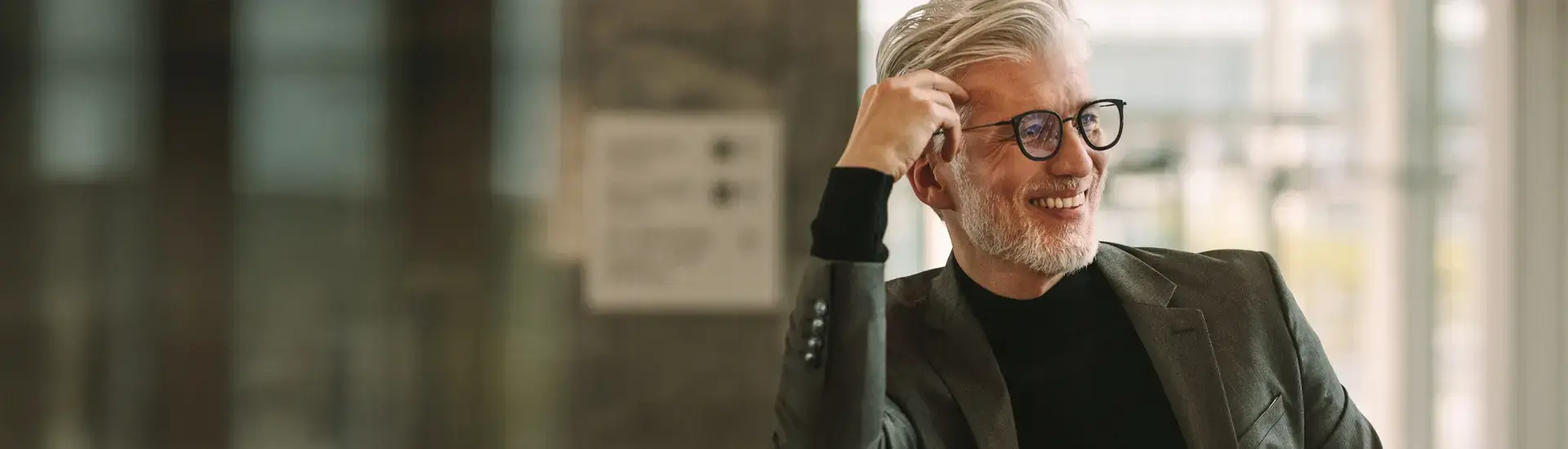 Leiter Business Development: Das Bild zeigt einen lachenden Experten für Geschäftsfeldentwicklung.