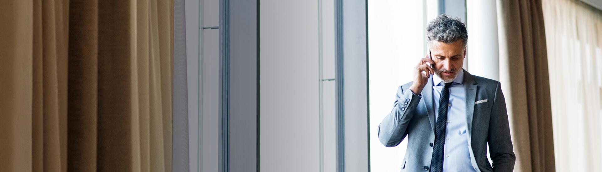 Interim Krisenmanager: Das Bild zeigt einen telefonierenden Krisenmanager.