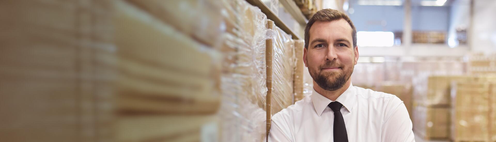 Interim Head of Logistics: The picture shows a logistics manager in a warehouse.