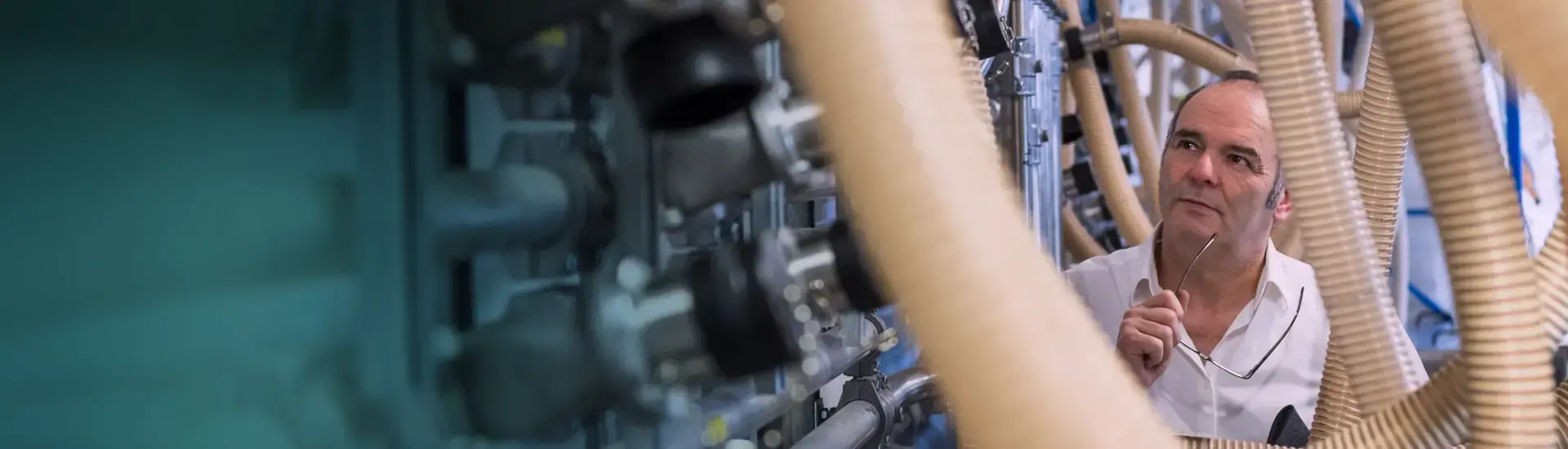 Professionals für Interim Management: Das Bild zeigt eine Fachkraft in einem Fabrikumfeld.