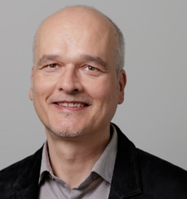 Peter Schönwandt ist Diplom-Designer und studierter Comiczeichner.