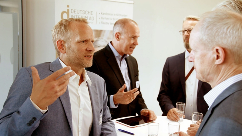 Das Team der Deutschen Interim AG im Gespräch bei einem DDIM-Regionaltreffen.