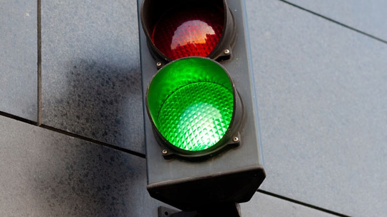 Mit Interim Management Business-Herausforderungen lösen: Das Bild zeigt eine grüne Ampel.