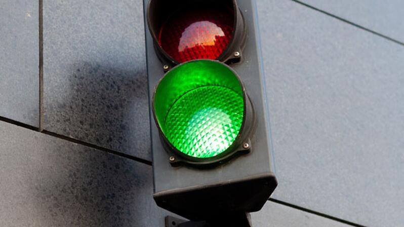 Solving business challenges with interim management: The picture shows a green traffic light.