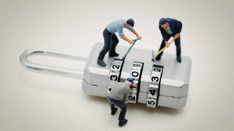 Change Management: Das Bild zeigt Figuren, die versuchen, ein Zahlenschloss zu knacken.