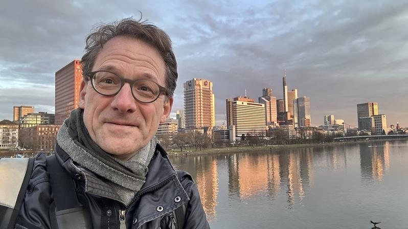 Das Bild zeigt Tilo Ferrari auf einer Brücke in Frankfurt am Main. 