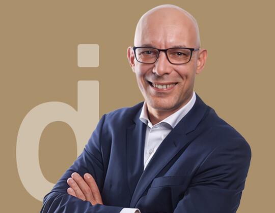 An expert in business development in the international B2B sector.
