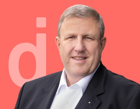 Das Bild zeigt einen C-Level-Experten für IT, OT und Data Analytics.