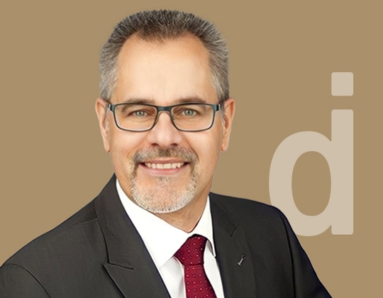 Branchenübergreifend tätiger Finanzexperte 