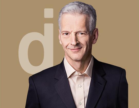 IT expert with leadership and social skills