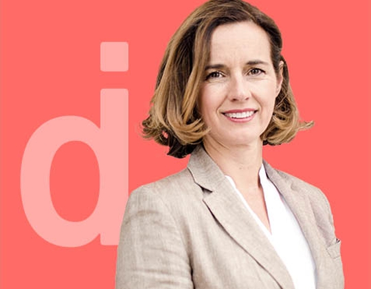 HR Managerin gestaltet Veränderung mit Fingerspitzengefühl