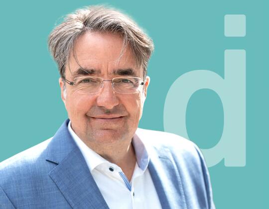 The picture shows an expert for the digitalization of HR processes