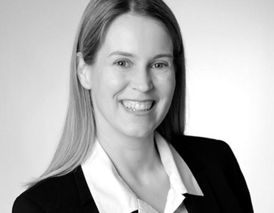 Das Bild zeigt eine Interim Recruiterin für Konzerne und KMU.