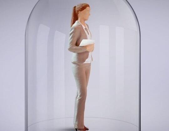 Women in interim management: The picture shows a female manager under a glass dome.
