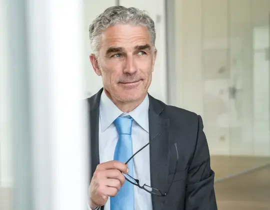 Special topic: Ways out of the crisis. The picture shows a thoughtful crisis manager.
