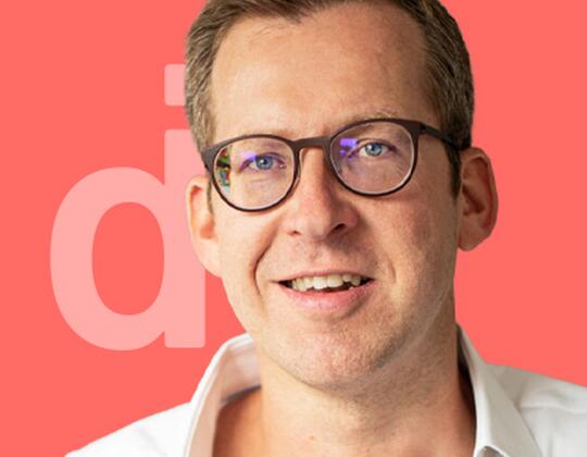 Erfahrener multidiszipliner Manager mit KI- und Marketing-Fokus für Transformation und Innovation