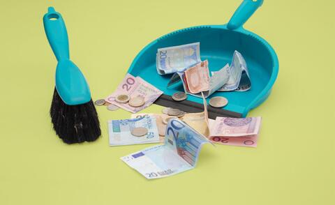 302_305_Fee_model_waste_management-AdobeStock