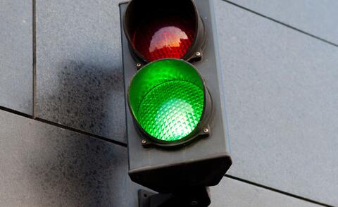 Solving business challenges with interim management: The picture shows a green traffic light.