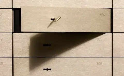 Interim Management Finance: The picture shows an open bank safe deposit box.