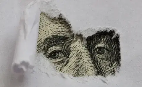 Solving financial challenges with interim management: The picture shows the head on a dollar bill.