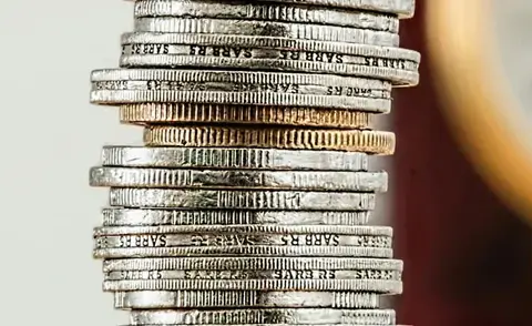 Interim financial management: The picture shows a stack of coins.