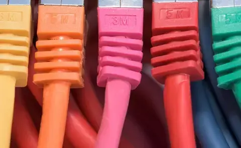 Interim Management IT: The picture shows cables in different colors that are connected.