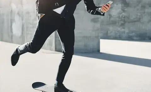 Interim management: The picture shows a businessman on a skateboard.