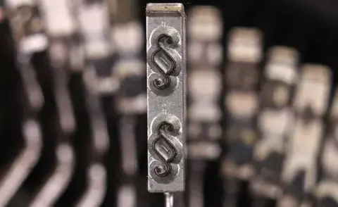 Interim Management Legal: The picture shows the key lever of a typewriter with the paragraph symbol.