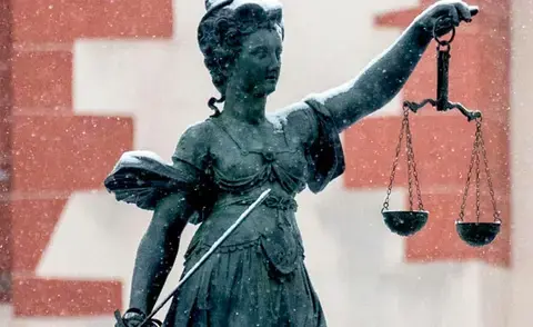 Interim Management Legal: Das Bild zeigt eine Skulptur von Justitia, Göttin der Gerechtigkeit.