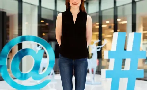 Interim Management Marketing: The picture shows a woman between an @ sign and a # sign