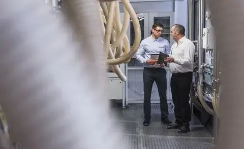 Interim Management Operations: The picture shows two Operations Managers in a production hall.
